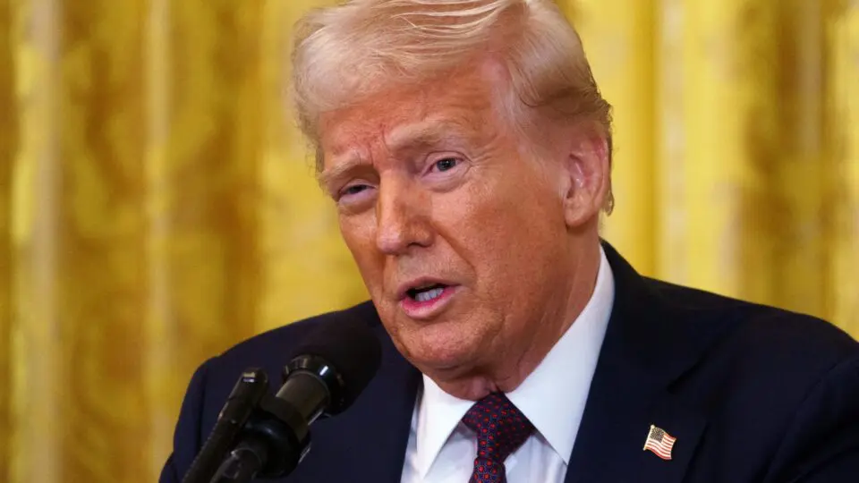 Trump afirma que México e Canadá falham no combate às drogas e mantém ameaça de tarifas