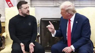 Trump afirmou nesta segunda que “não tolerará por muito mais tempo” a posição de Zelensky sobre um acordo de paz com a Rússia.