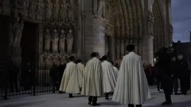 Convidados chegam para a cerimônia de reinauguração da Catedral de Notre Dame de Paris, França. A Catedral de Notre Dame de Paris foi reaberta em 07 de dezembro de 2024, após quase seis anos de obras de renovação, depois de ser destruída por um incêndio em 15 de abril de 2019.
