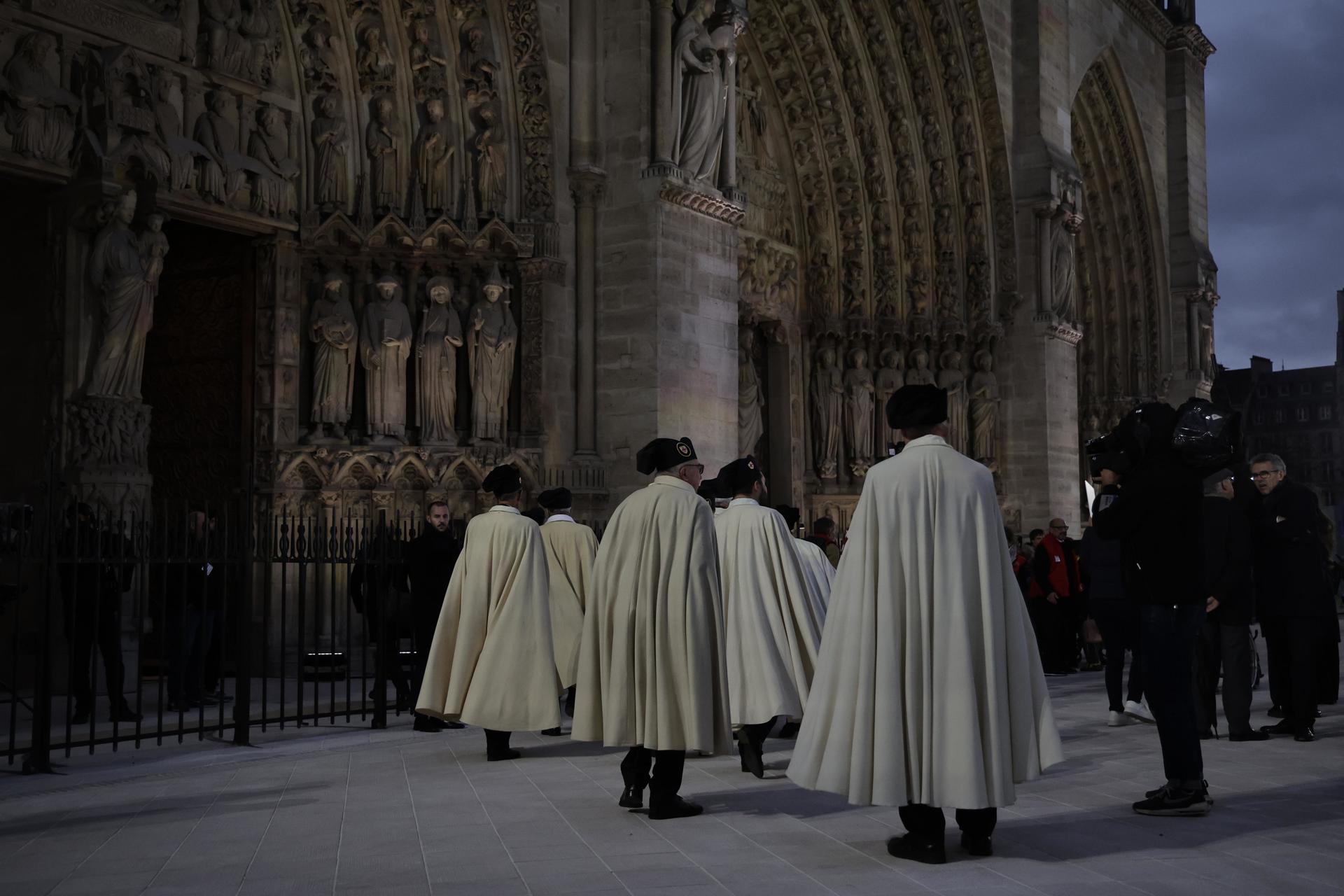 Convidados chegam para a cerimônia de reinauguração da Catedral de Notre Dame de Paris, França. A Catedral de Notre Dame de Paris foi reaberta em 07 de dezembro de 2024, após quase seis anos de obras de renovação, depois de ser destruída por um incêndio em 15 de abril de 2019.