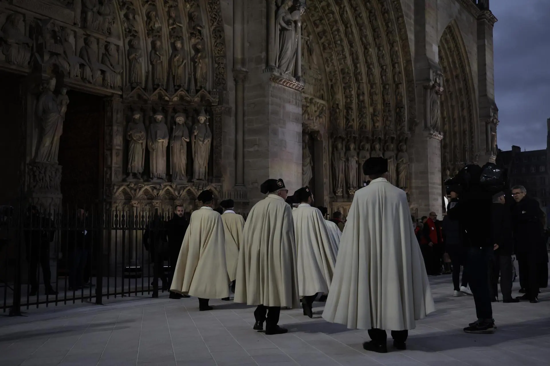 Convidados chegam para a cerimônia de reinauguração da Catedral de Notre Dame de Paris, França. A Catedral de Notre Dame de Paris foi reaberta em 07 de dezembro de 2024, após quase seis anos de obras de renovação, depois de ser destruída por um incêndio em 15 de abril de 2019.