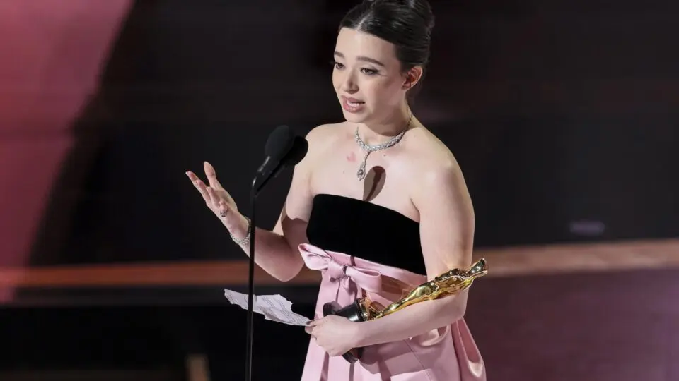 Mikey Madison recebe o Oscar de Melhor Atriz no Oscar