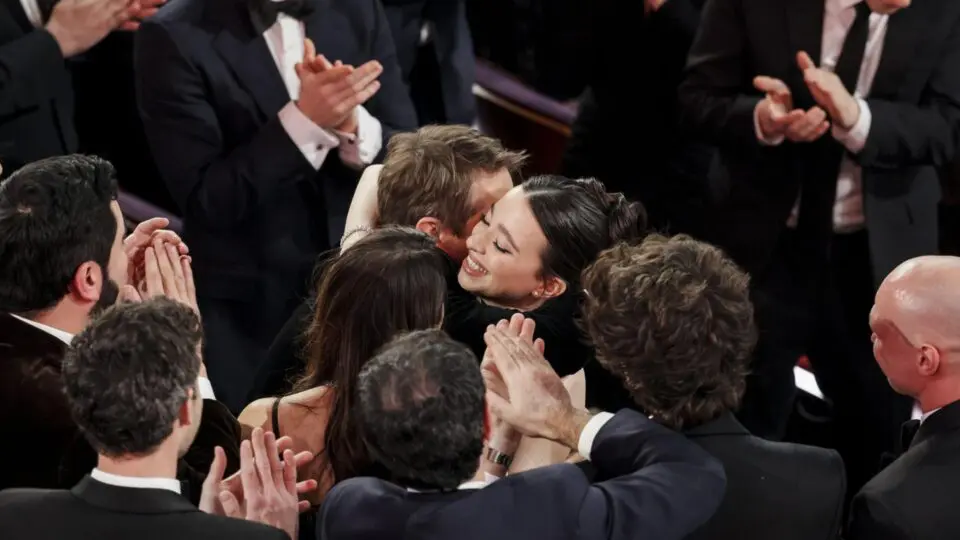 A atriz Mikey Madison recebe um abraço do diretor Sean Baker na cerimônia do Oscar em Los Angeles