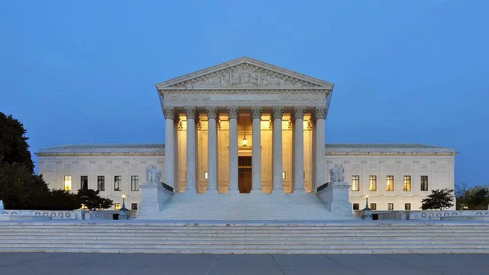 Suprema Corte dos EUA derruba liminar que obrigava Trump a recontratar servidores demitidos