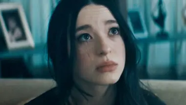 A atriz vencedora do Oscar Mikey Madison faz a dançarina erótica que dá nome ao filme