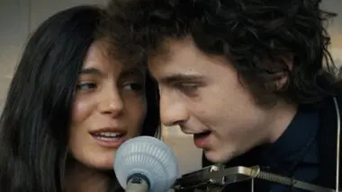 Monica Barbaro e Timothée Chalamet interpretam Joan Baez e Bob Dylan no filme