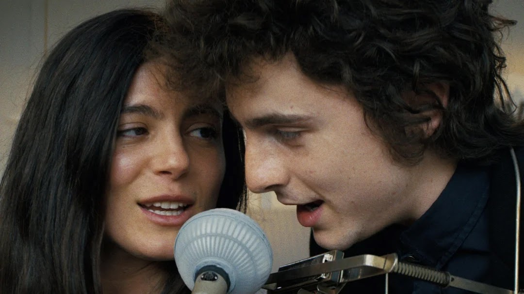 Monica Barbaro e Timothée Chalamet interpretam Joan Baez e Bob Dylan na cinebiografia