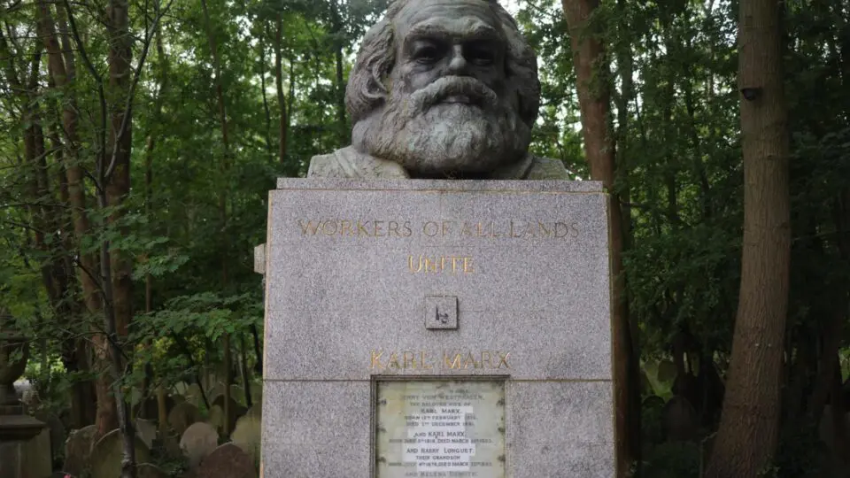 Túmulo de Karl Marx no Cemitério de Highgate, em Londres, Grã-Bretanha, 26 de junho de 2024.