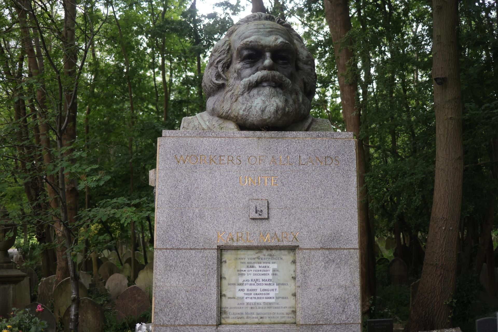 Túmulo de Karl Marx no Cemitério de Highgate, em Londres.