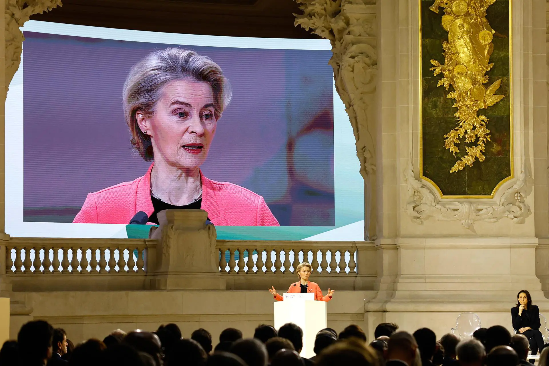 A presidente da Comissão Europeia, Ursula von der Leyen, faz um discurso durante uma sessão plenária da Cúpula de Ação de Inteligência Artificial (IA) no Grand Palais em Paris, França, 11 de fevereiro de 2025: durante sua gestão como ministra da defesa da Alemanha, os soldados treinaram com vassouras