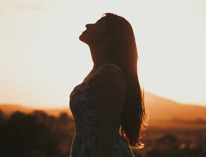 O jornalista científico James Nestor investiga como a humanidade “desaprendeu” a respirar corretamente e os impactos desse retrocesso na saúde.