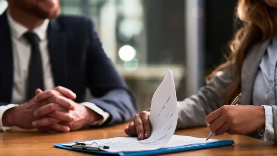 Participar do processo de licitação descomprometidamente, além de prejudicar o órgão contratante e os demais concorrentes, pode gerar um ônus para esse empresário.