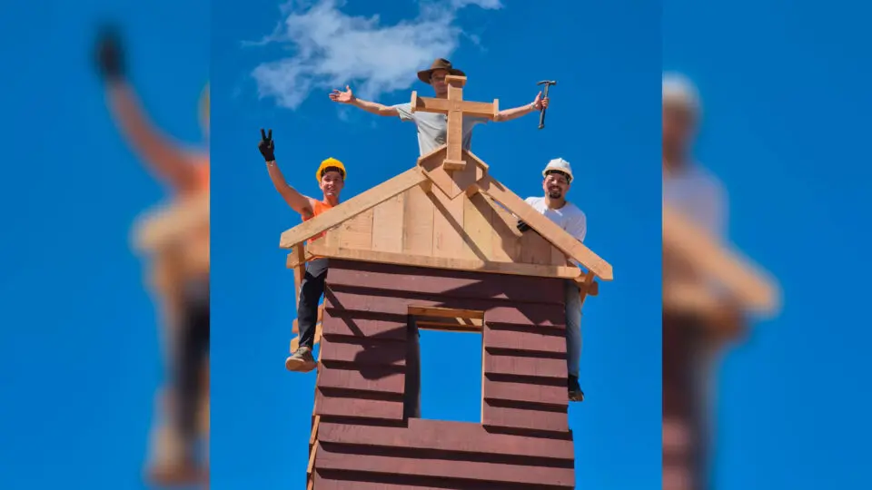 Voluntários trabalham na construção de capelas