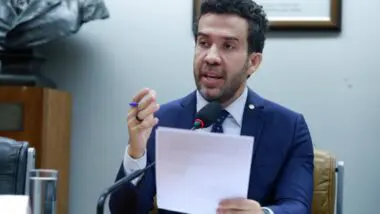 Janones fecha acordo para devolver R$ 131 mil por “rachadinha”