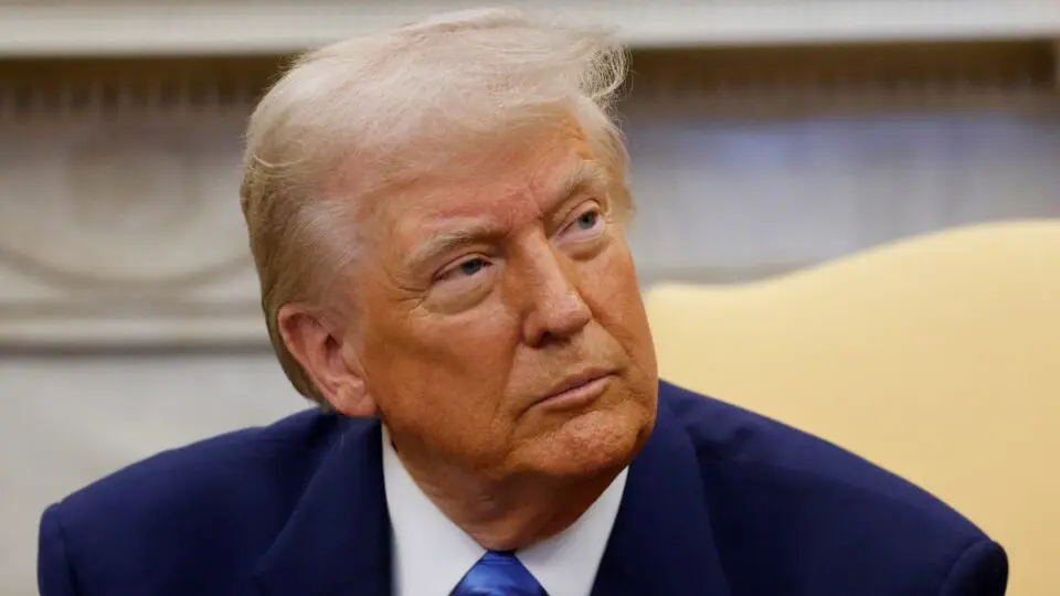 Juiz federal ordena que Trump recontrate mais de 30 mil funcionários públicos