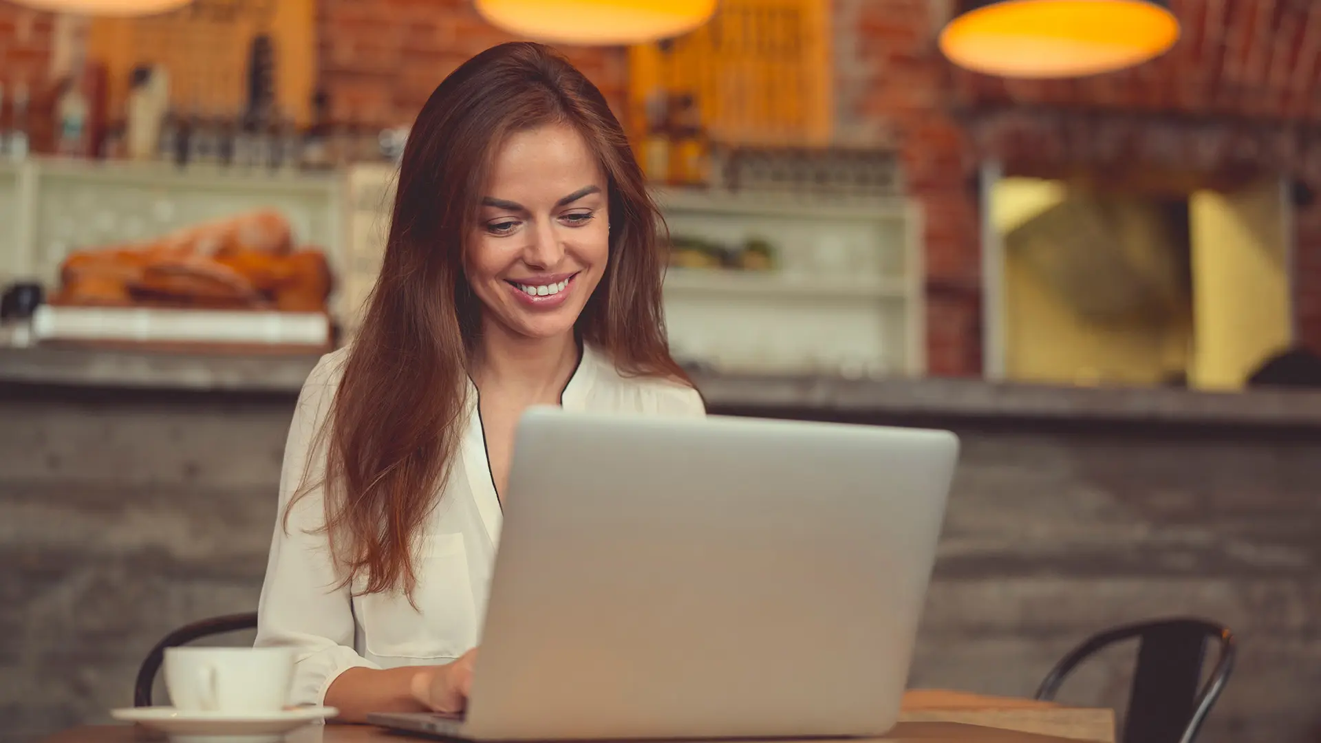 Além de todas as vantagens mencionadas, a Cogecom desenvolveu um sistema exclusivo para gerenciar os créditos de energia de seus cooperados, assegurando eficiência e transparência em todo o processo. Este sistema é projetado para otimizar a administração dos créditos, oferecendo uma solução clara e eficaz para acompanhamento e utilização dos créditos acumulados, beneficiando tanto os cooperados, geradores, quanto a gestão da cooperativa. Sua plataforma inovadora facilita a gestão de créditos de energia garantindo a inovação necessária para uma economia anual significativa. Assim, a geração compartilhada de energia representa uma transformação na maneira como encaramos a produção e o consumo de eletricidade. Essa transição já está acontecendo, hoje, à medida que cada vez mais empresas e consumidores reconhecem a importância e a necessidade da energia compartilhada. A Cogecom está na vanguarda desse movimento, facilitando a transição para práticas mais sustentáveis e colaborativas. Essa mudança não apenas redefine a forma como produzimos e consumimos eletricidade, mas também prepara o terreno para um futuro mais eficiente e responsável em termos energéticos.