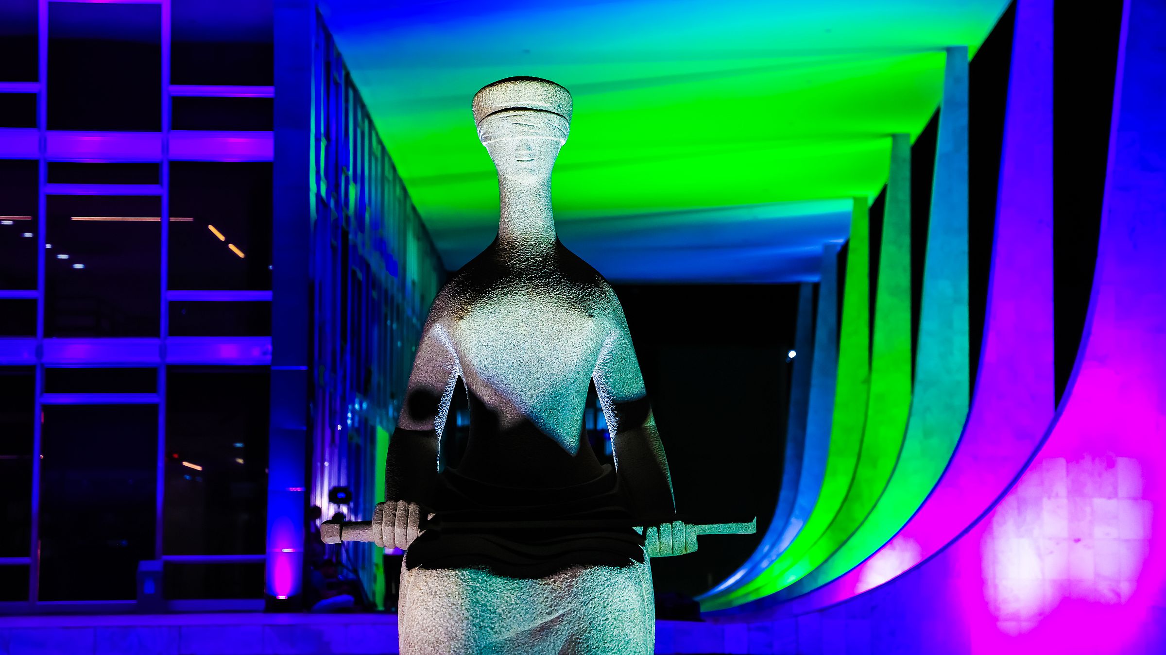 Os EUA têm a Estátua da Liberdade. Nós temos a Estátua da Censura, ou Estátua do Arbítrio.