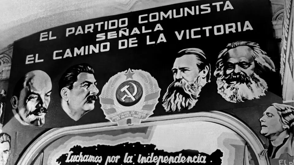 Retratos de Lenin, Stalin, Engels, e Marx (da esquerda para a direita), durante a reunião plenária do Comitê Central do Partido Comunista Espanhol em 5 de março de 1937: utopia do socialismo só produziu miséria por onde passou