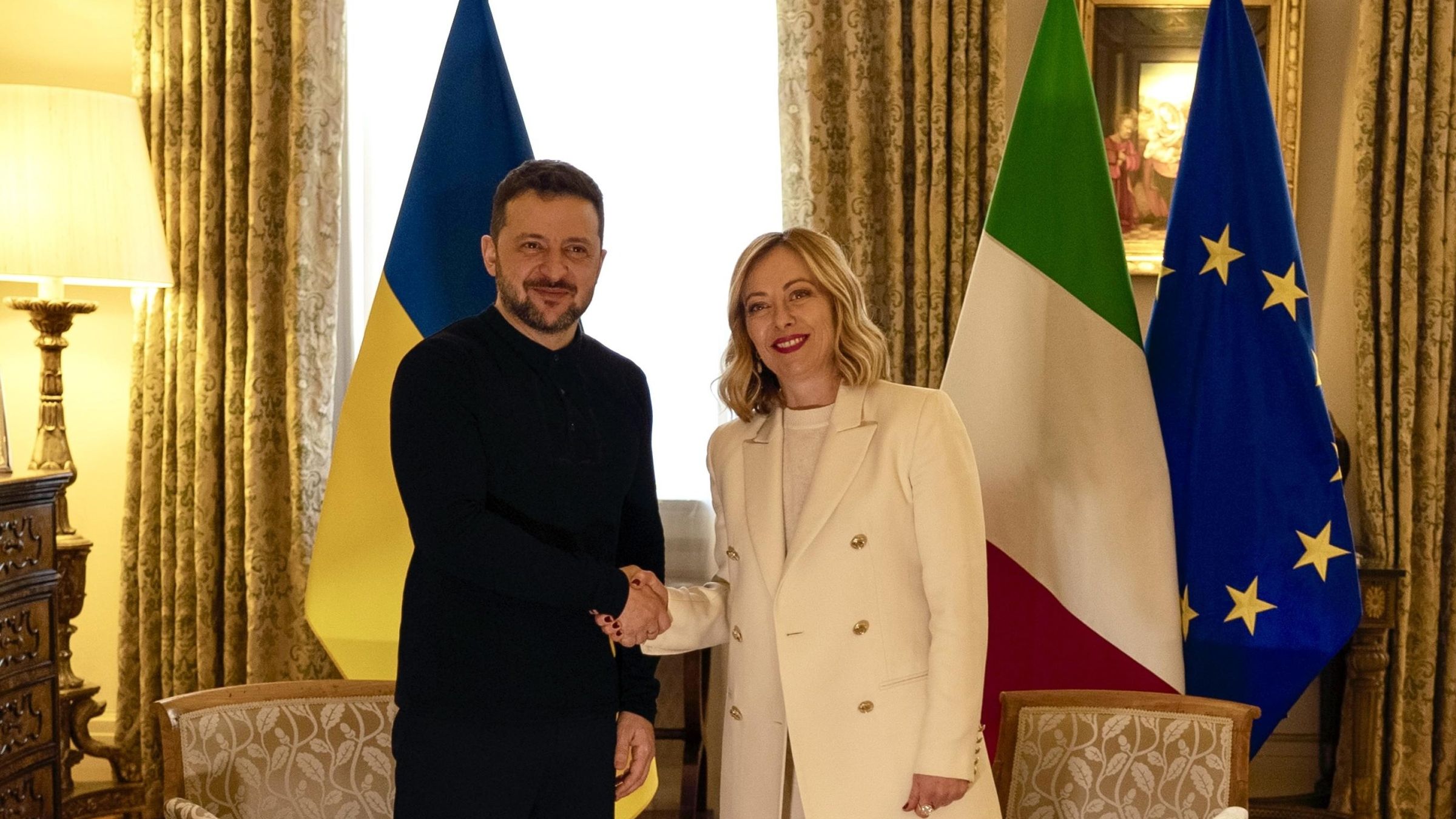 A italiana Giorgia Meloni e o ucraniano Volodymyr Zelensky em encontro no início de março, em Londres.