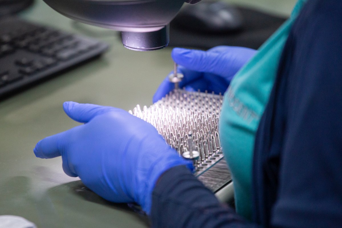 Neodent produziu 5,6 milhões de implantes em 2024.