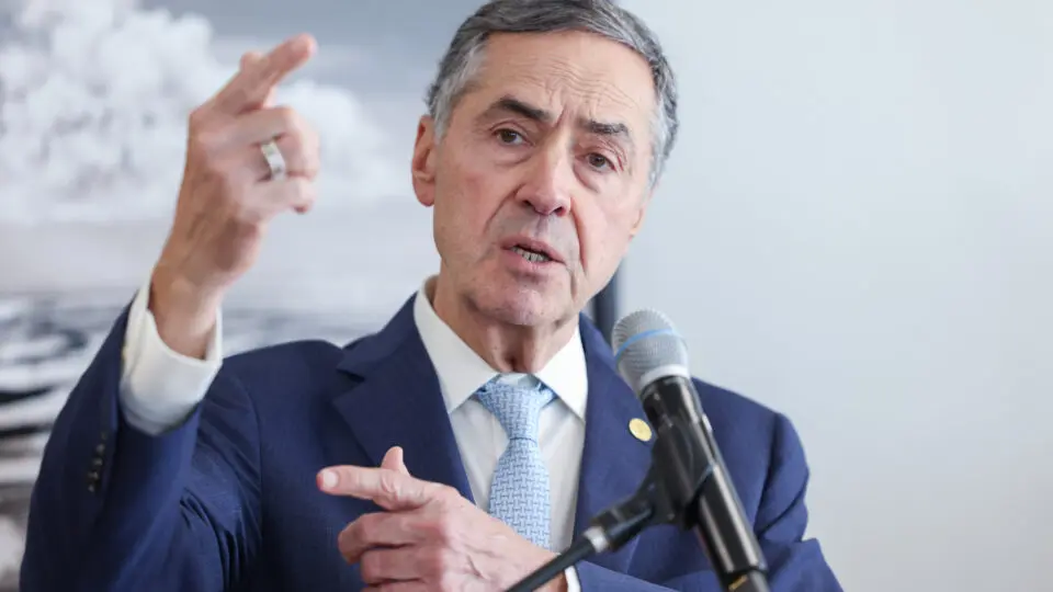 Barroso defende regulação de redes e IAs