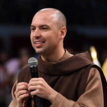 Frei Gilson lidera desde 2020 encontros virtuais de fiéis para rezar, que alcança agora 80 países. Imagem referente a matéria