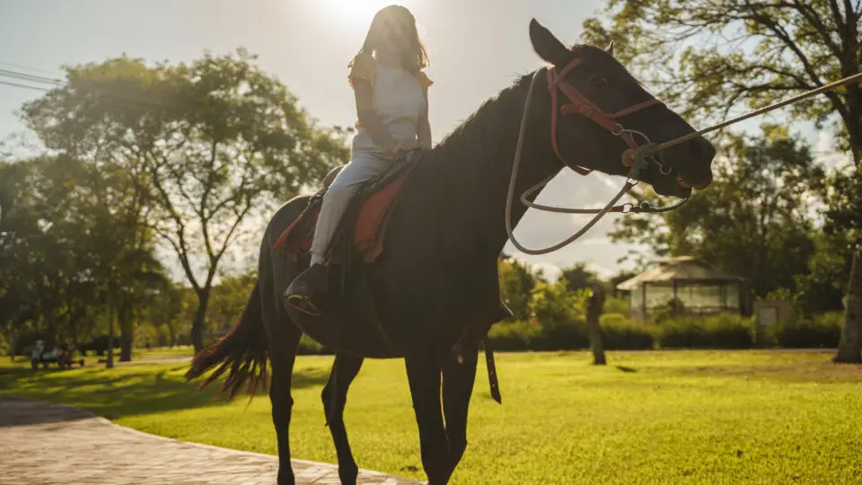 Passeios a cavalo divertem crianças e adultos em resort do Paraná