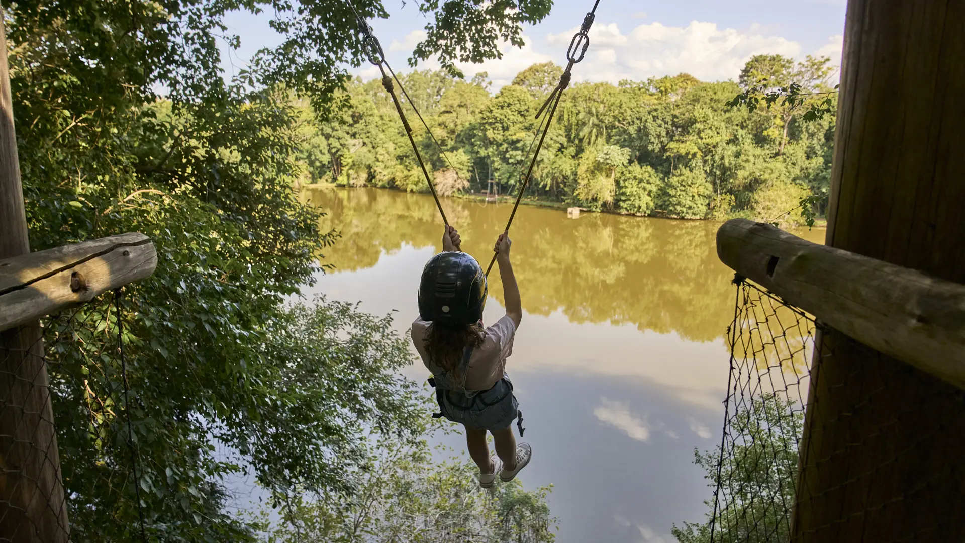 Tirolesa de 10 metros de altura sobre lago é atração em Jurema Águas Quentes, no Paraná