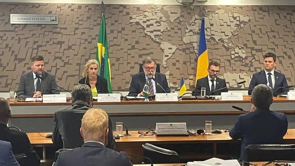Senadores reúnem diplomtas para apoiar Ucrânia e criticar invasão russa