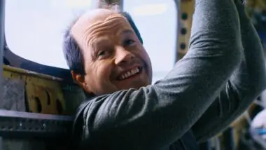 Mark Wahlberg, em versão calva, estrela "Ameaça no Ar"