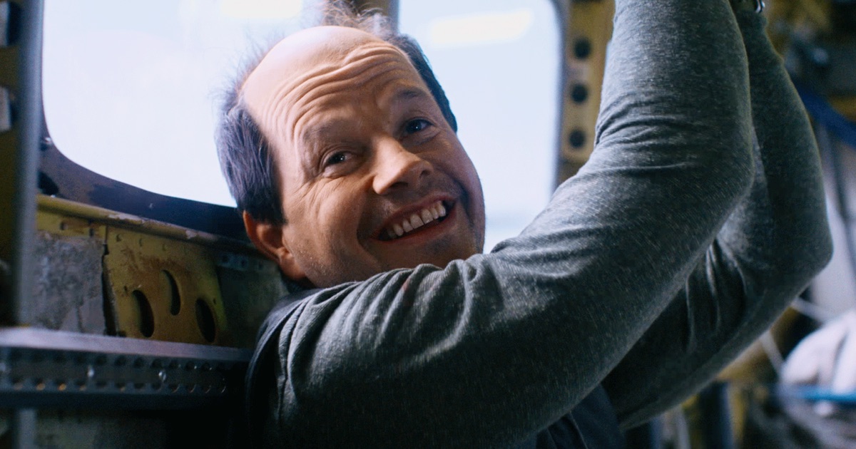 Mark Wahlberg, em versão calva, protagoniza “Ameaça no Ar”