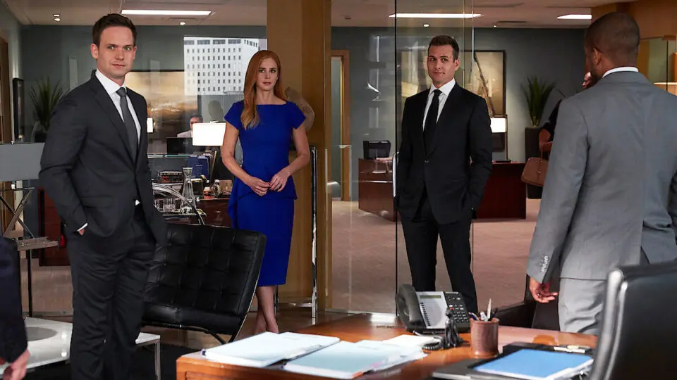 A série "Suits" combina casos jurídicos complexos com personagens carismáticos