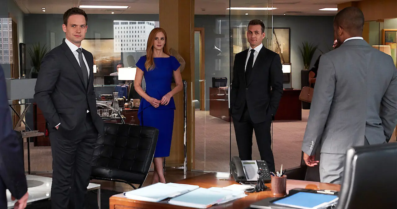 A série "Suits" combina casos jurídicos complexos com personagens carismáticos