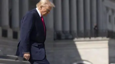 70 mil fazendeiros sul-africanos estão interessados em oferta de refúgio nos EUA feita por Trump