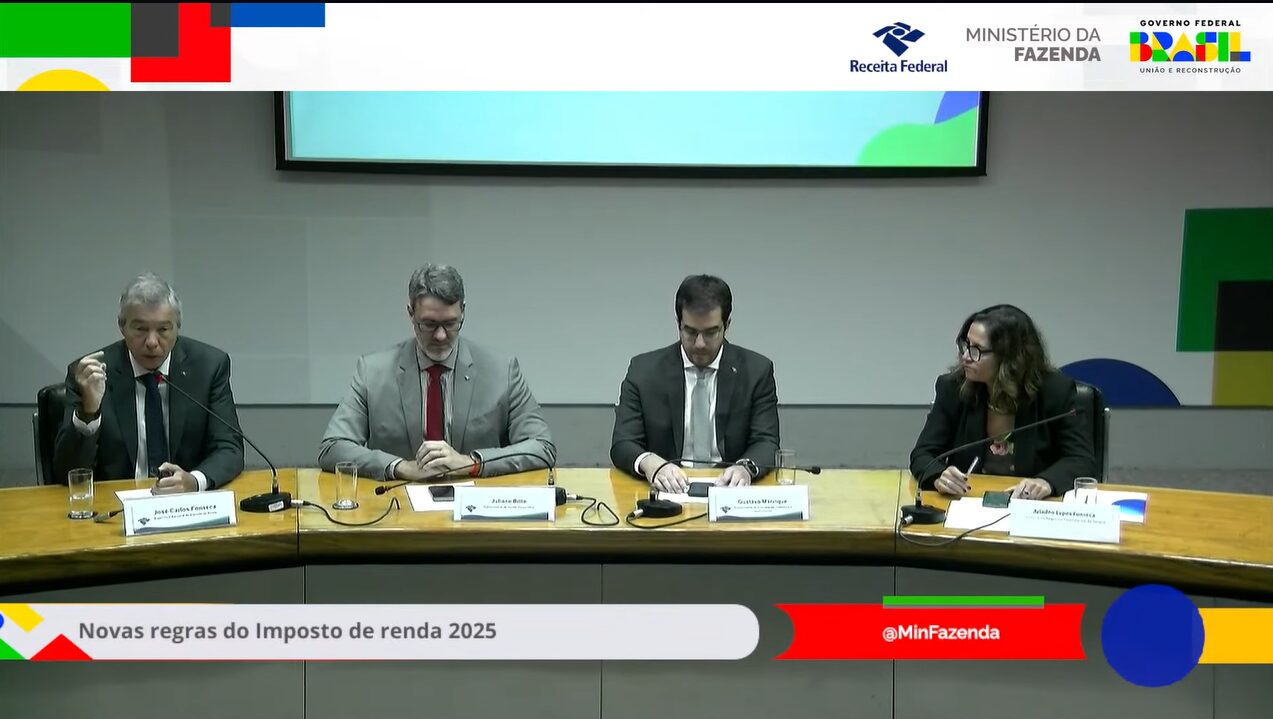 Servidores da Receita Federal durante entrevista coletiva no auditório do Ministério da Fazenda, nesta quarta-feira (12)