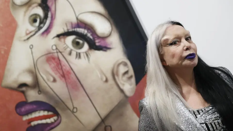 A francesa Orlan: cirurgias plásticas ao vivo, para criticar os padrões de beleza da sociedade.