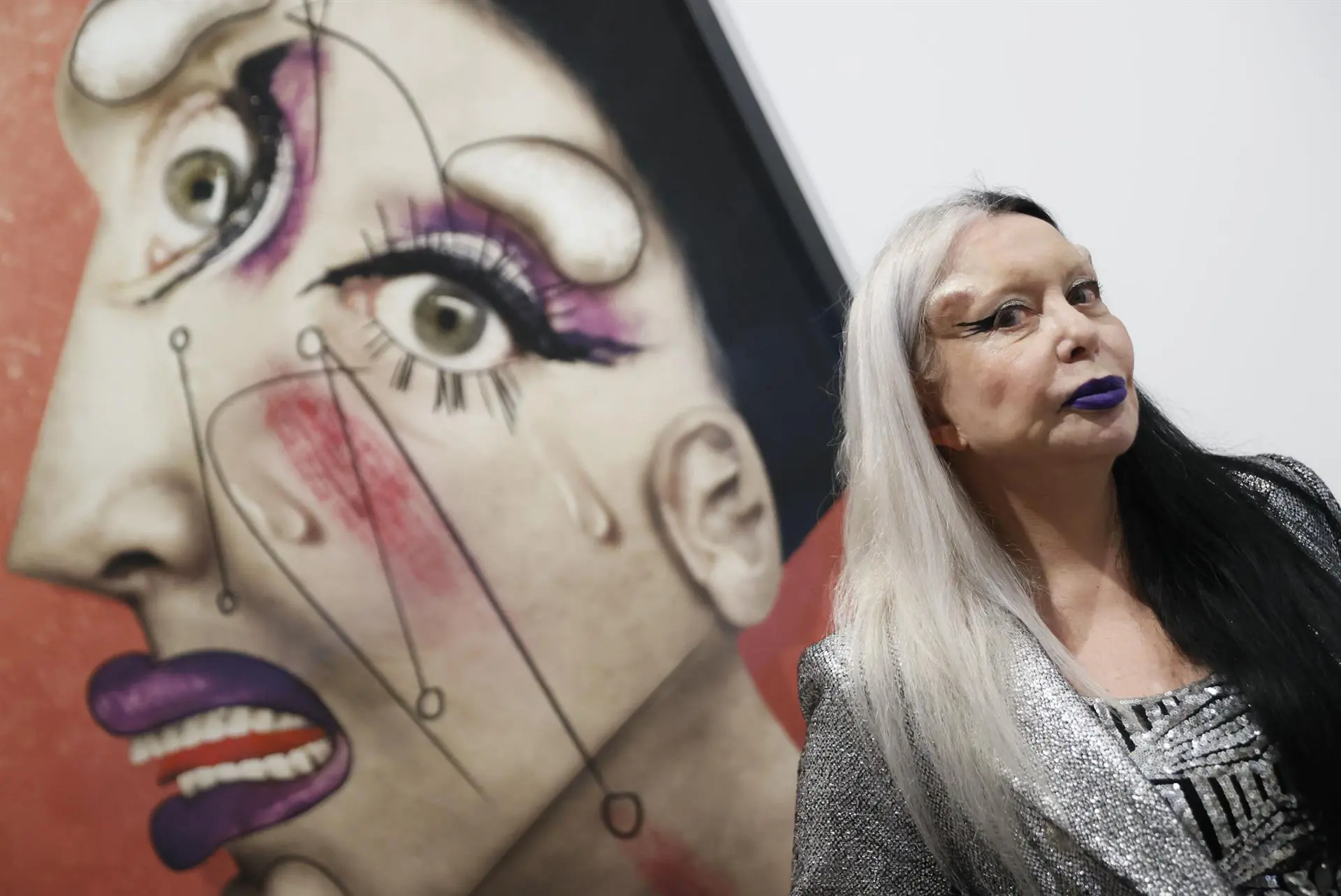 A francesa Orlan: cirurgias plásticas ao vivo, para criticar os padrões de beleza da sociedade.