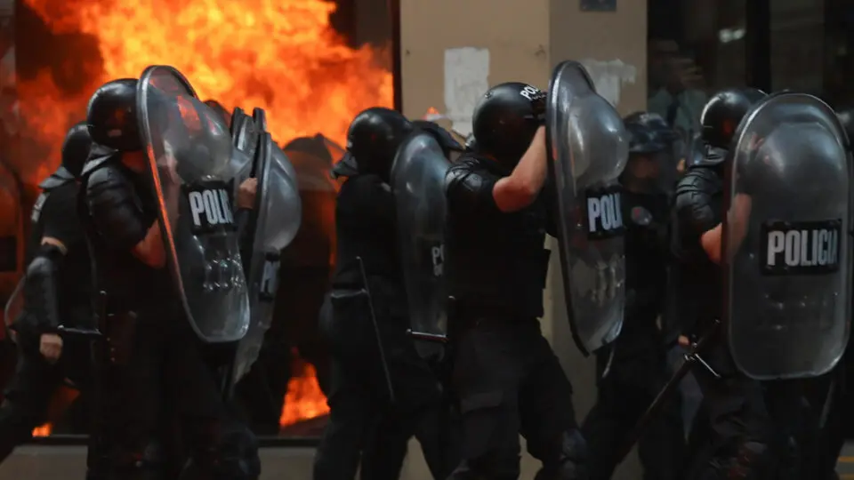 Protesto violento de militantes gera caos em frente ao Congresso da Argentina