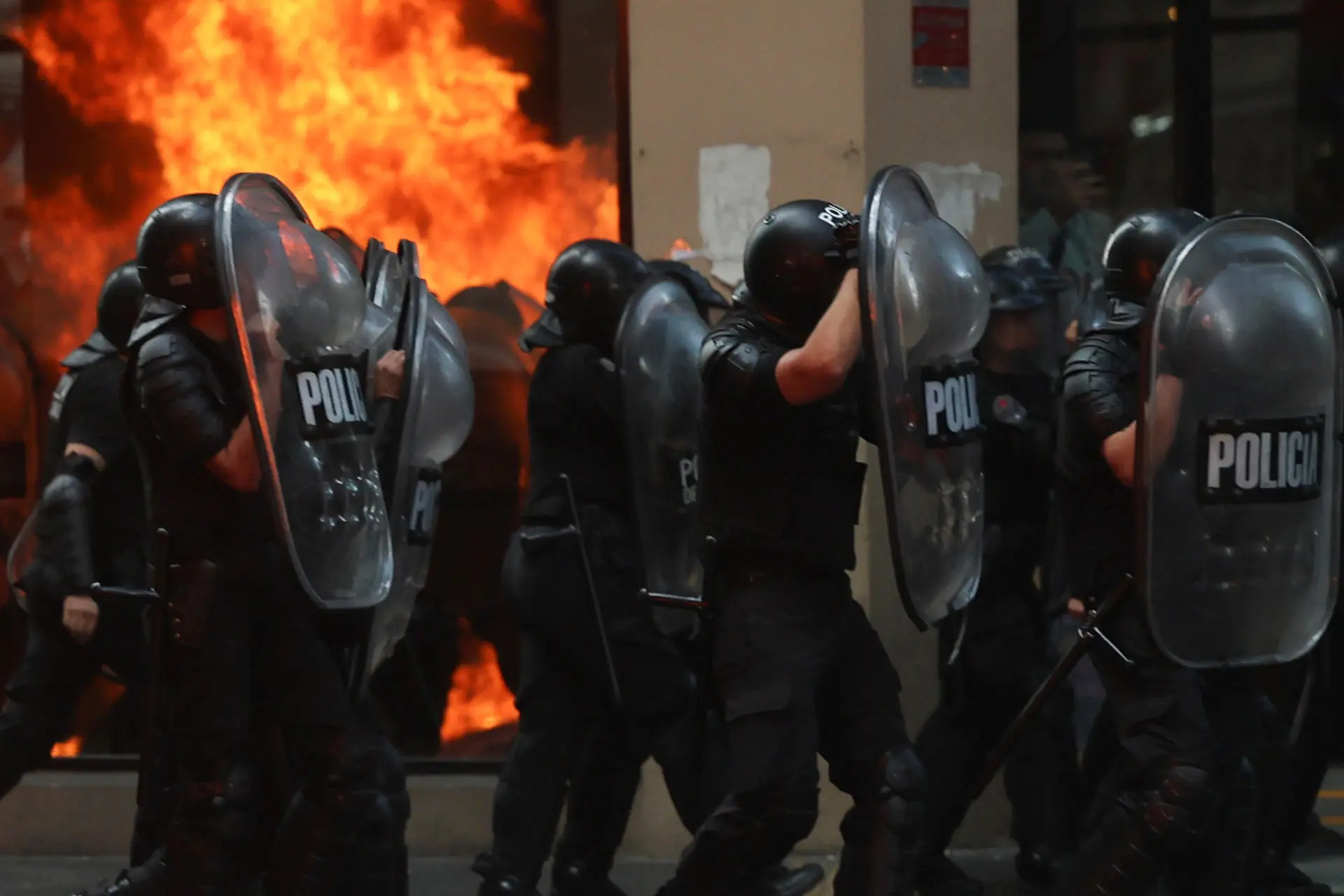 Protesto violento de militantes gera caos em frente ao Congresso da Argentina