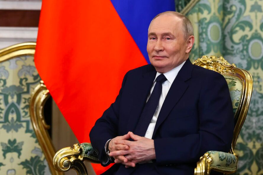 Livro conta como Putin lançou a maior operação de ingerência da história recente, penetrando e corrompendo as democracias europeias.