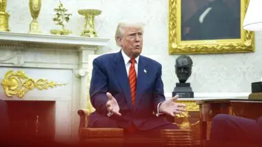 Após ordem judicial, Trump recontrata 25 mil funcionários demitidos, mas mantém plano de cortes