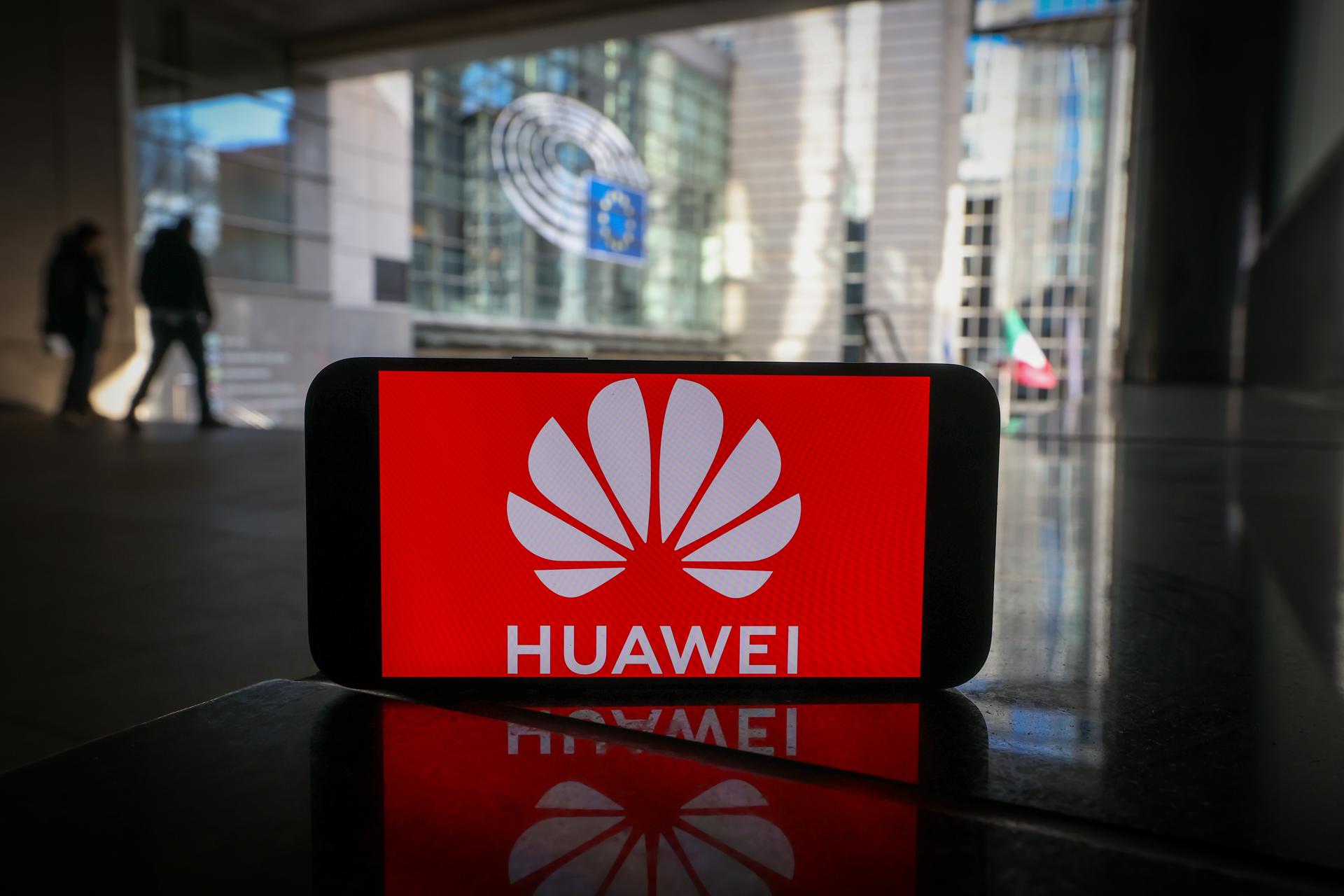 Autoridades realizaram buscas e prisões em investigação sobre supostos subornos ligados à Huawei no Parlamento Europeu