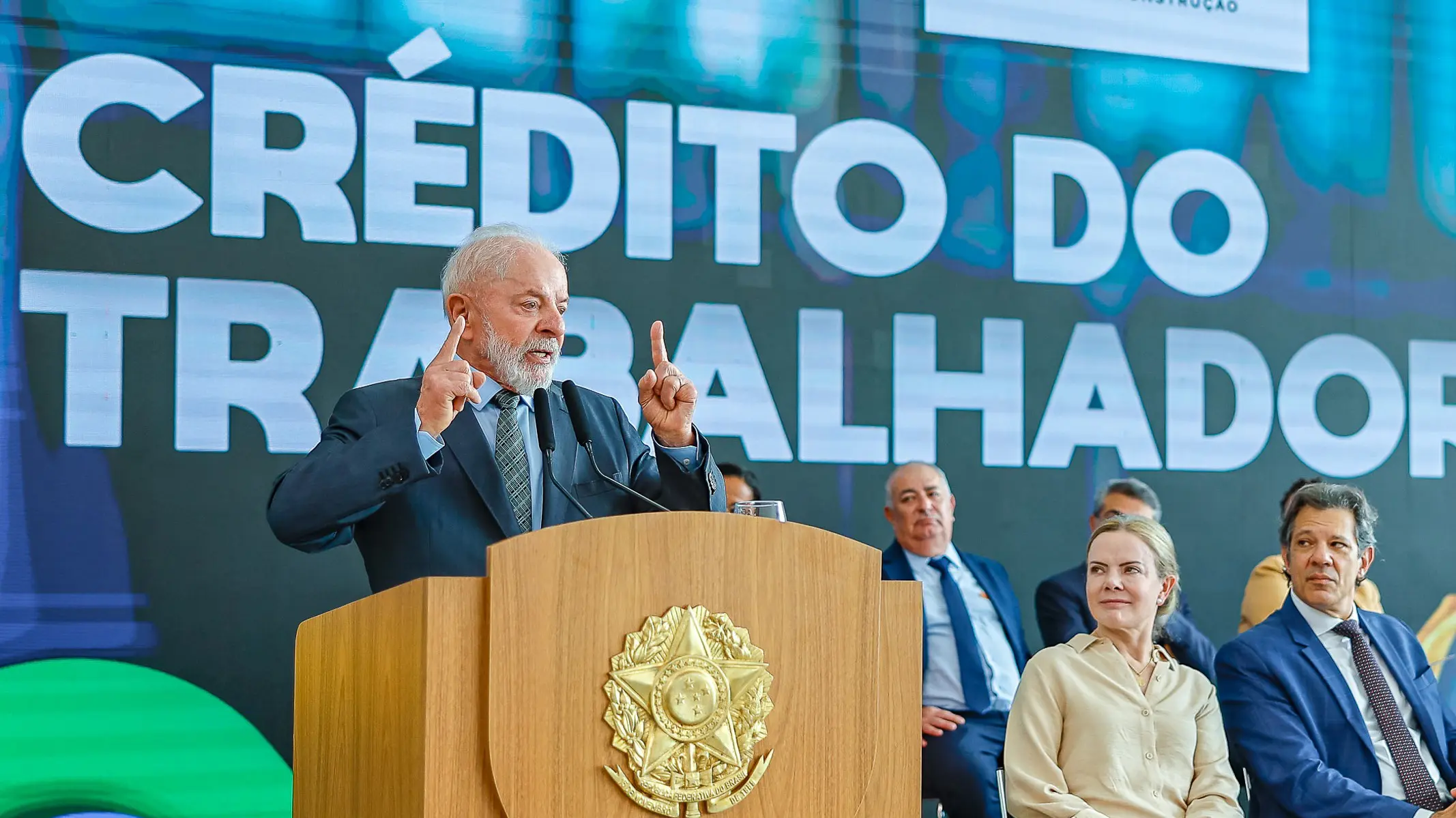 O presidente Lula e os ministros Gleisi Hoffmann e Fernando Haddad no lançamento do programa para ampliar o consignado ao trabalhador CLT: medida tende a pressionar inflação e dificultar trabalho do Banco Central.