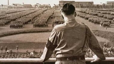 Adolf Hitler discursa em um comício da SA. Dortmund, Alemanha, 1933. Imagem referente a matéria