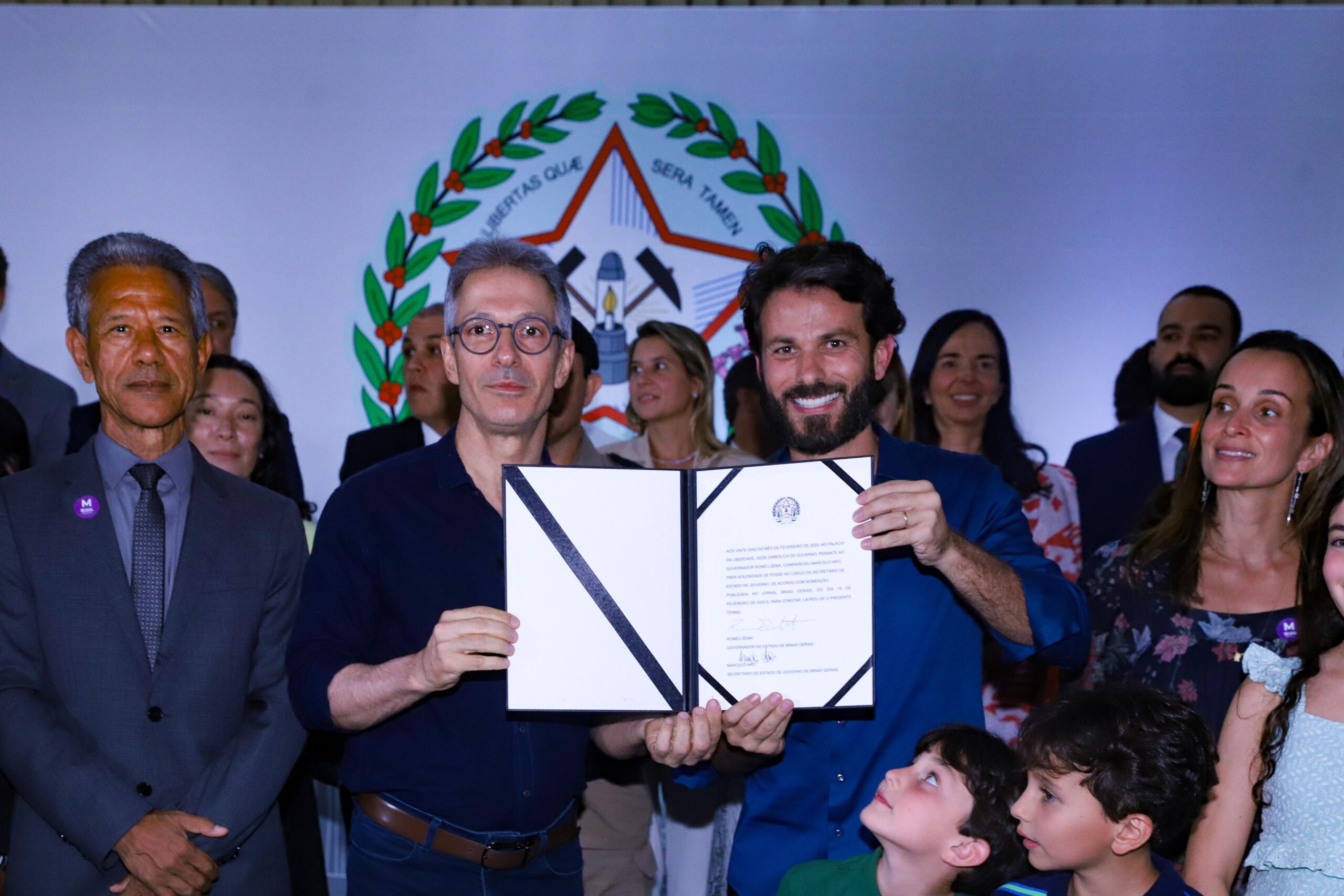 Zema e Marcelo Aro na cerimônia de posse do secretário, no Palácio da Liberdade, prédio histórico que já foi o local de trabalho dos chefes do Executivo mineiro.