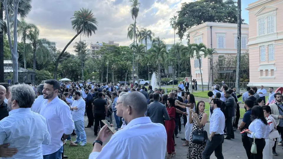 Posse de Marcelo Aro no governo de Zema, em Minas, lotou os jardins do Palácio da Liberdade.