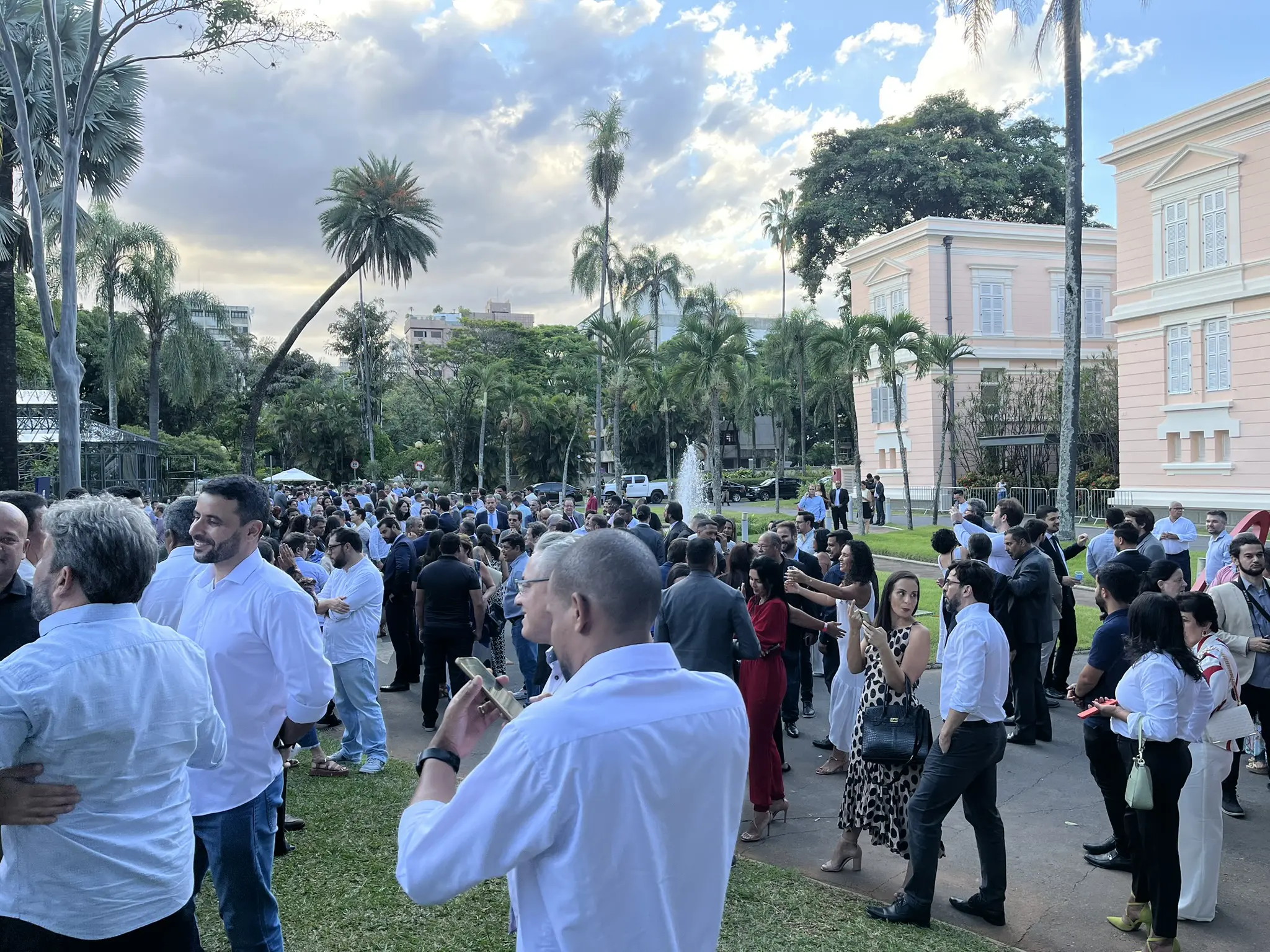 Posse de Marcelo Aro no governo de Zema, em Minas, lotou os jardins do Palácio da Liberdade.