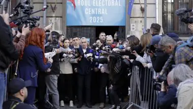 Interferência russa ou perseguição política? Exclusão de candidato gera caos na Romênia