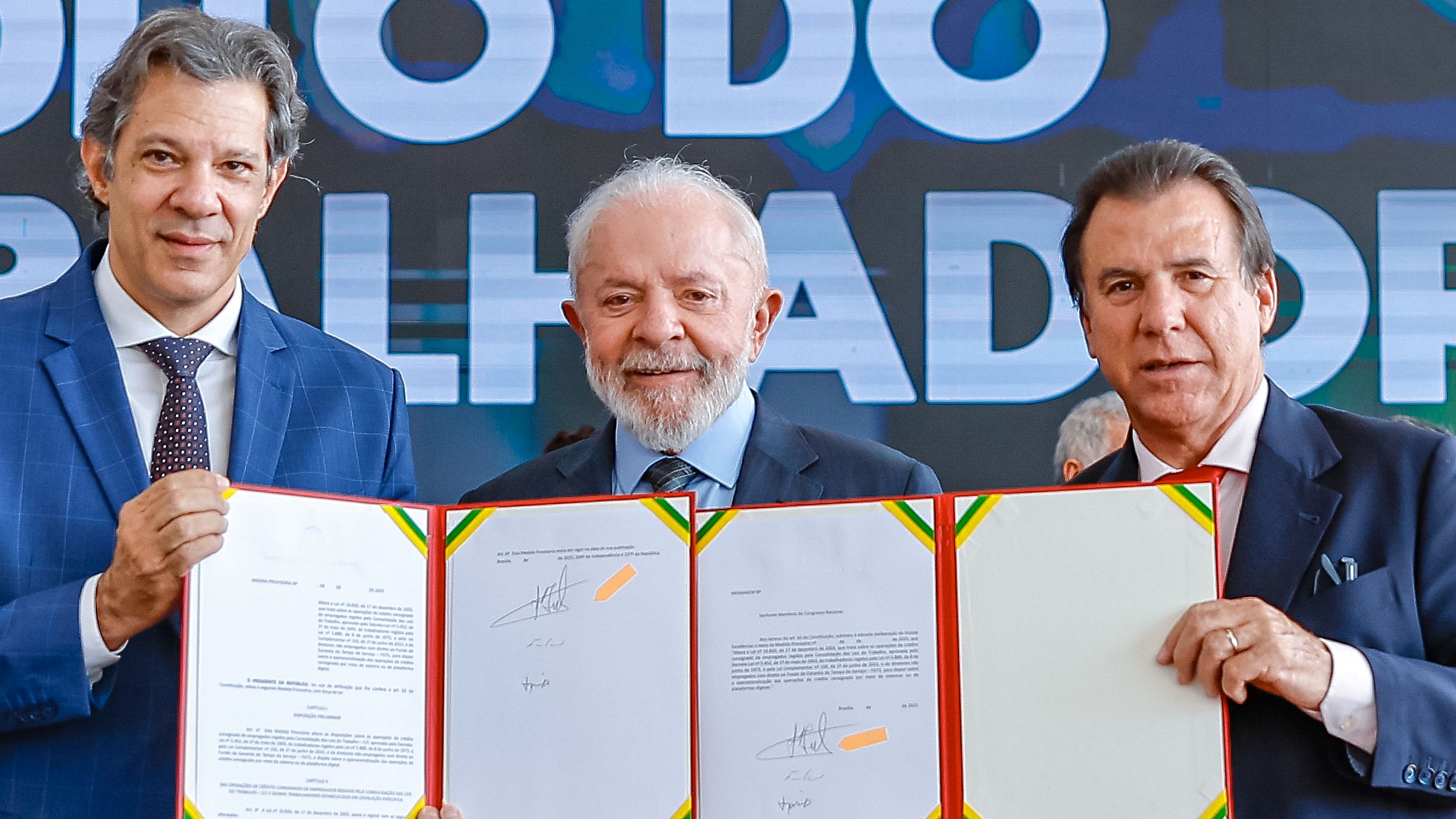 Lula e os ministros Fernando Haddad (Fazenda) e Luiz Marinho (Trabalho), no lançamento do programa Crédito do Trabalhador.