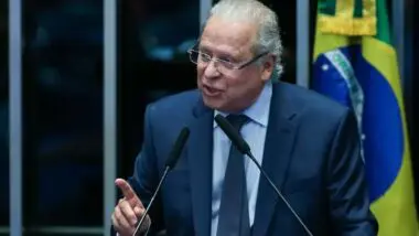 Apoiado por Lula, José Dirceu diz que anunciará decisão sobre candidatura no final deste ano.